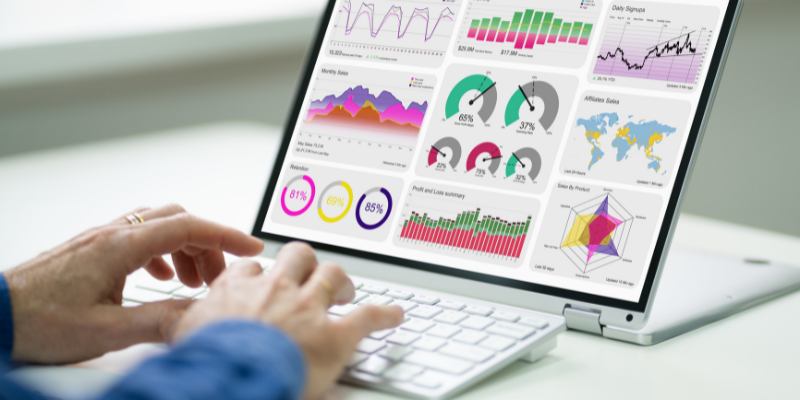 hombre trabajando en tableta haciendo métricas